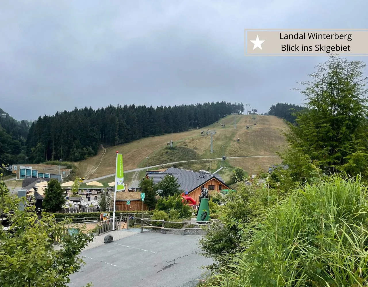 Blick vom Landal Winterberg auf die Skipiste mit Sessellift direkt hinter dem Zentralgebäude