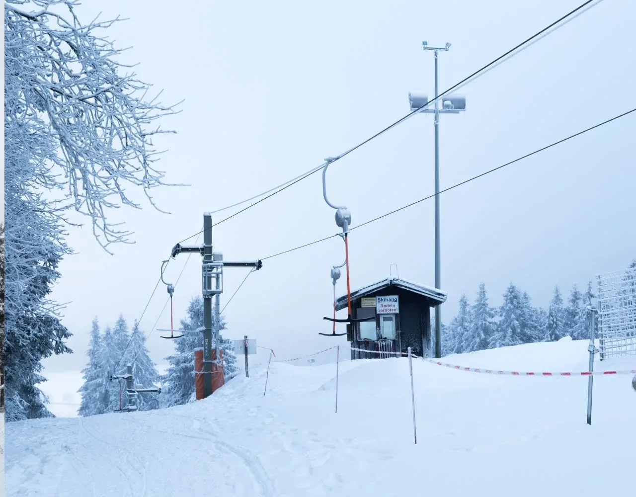 Schlepplift am Skihang bei Winterberg im tiefen Schnee