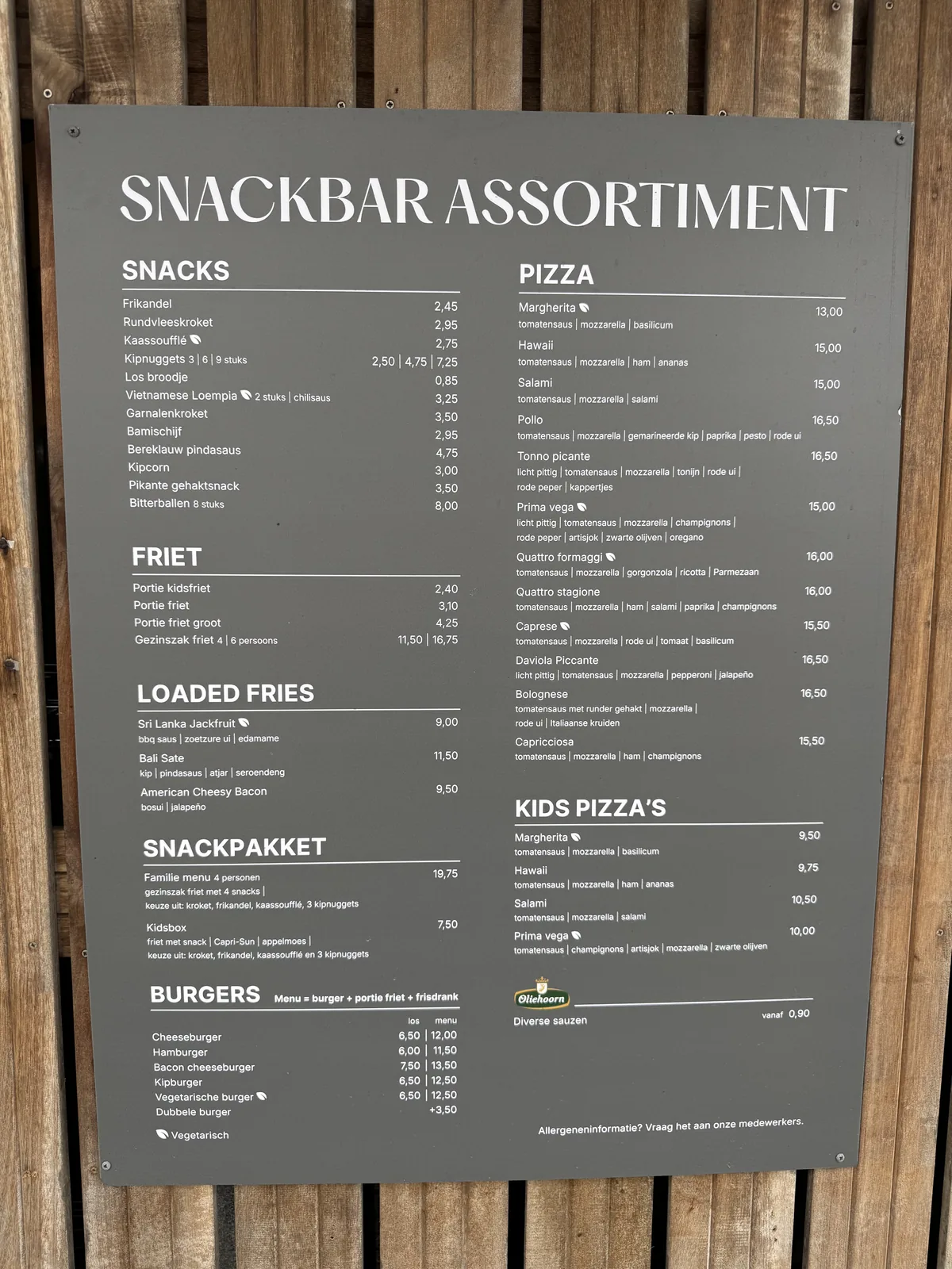 Große Tafel „Snackbar Assortiment" mit Speisen- und Preisliste für Snacks, Pizza, Pommes und Burger