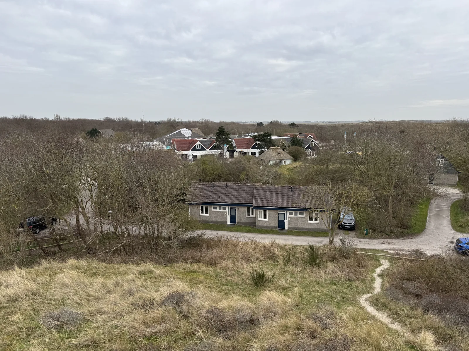 Panorama über die in die Dünen eingebetteten Bungalows des Landal Sluftervallei mit geschwungenen Parkwegen