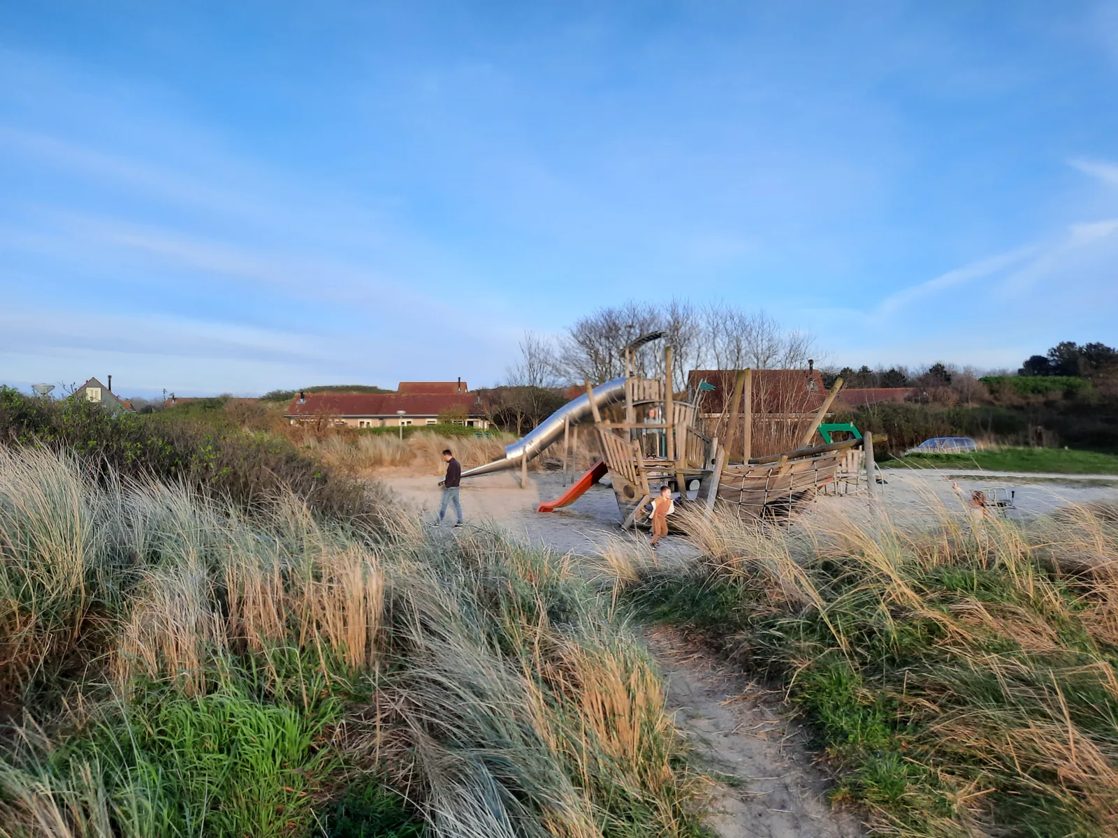 Sandspielplatz mit Holzgerüsten hinter dem Zentralgebäude des Landal Sluftervallei, eingebettet in die Dünen