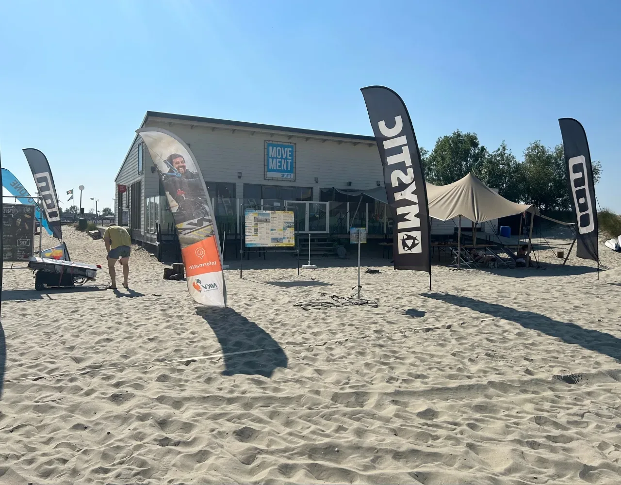 Roompot Beach Resort der Surfshop am Strand