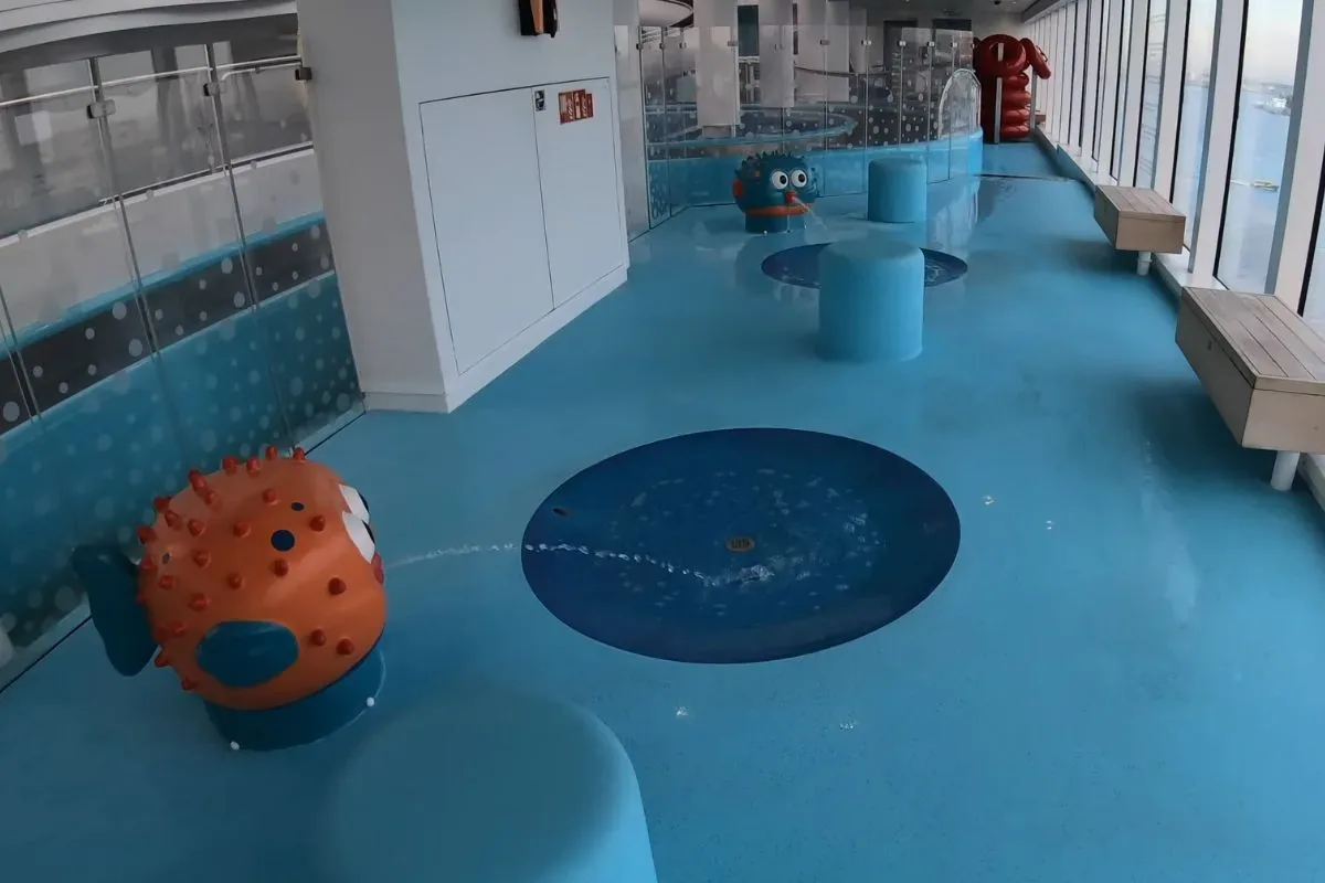 AIDAperla mit KleinKindern- Wasserspielbereich