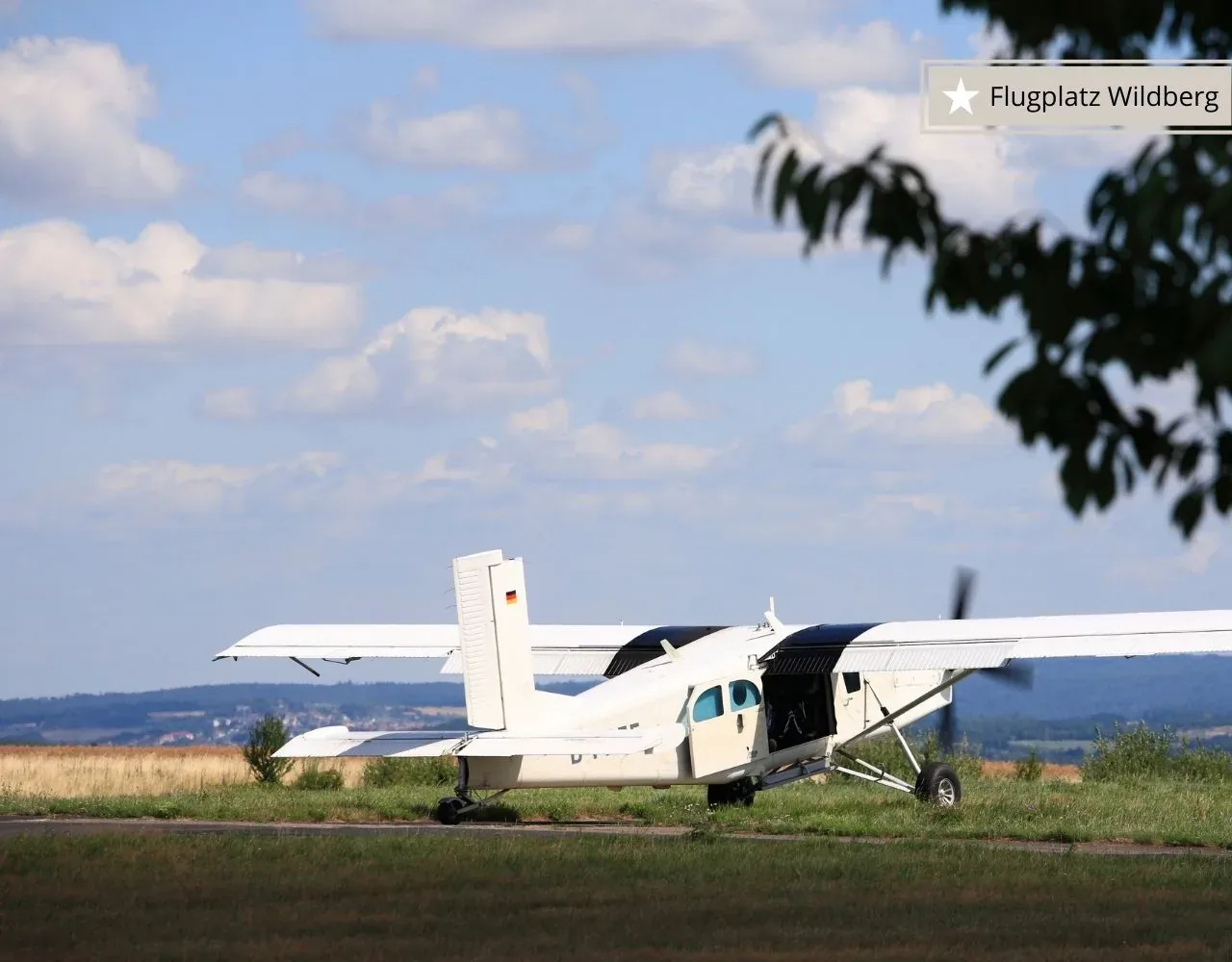 Ausflugslokal bei Lindau mit Flugzeugen im württembergischen Allgäu