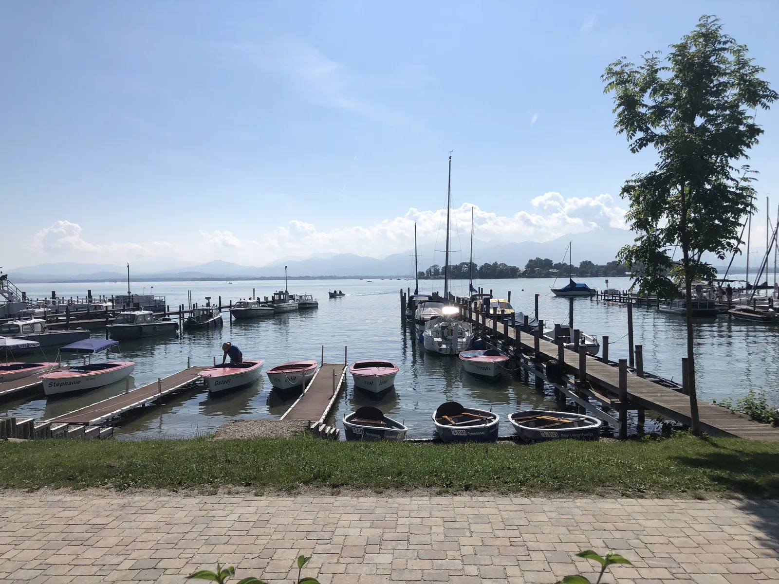 Hafen am Chiemsee mit Blick auf die Fraueninsel