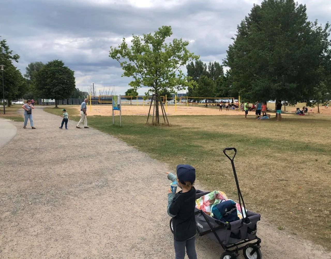 Wir beim Spaziergang rund um den Brombachsee am Strandbad Enderndorf