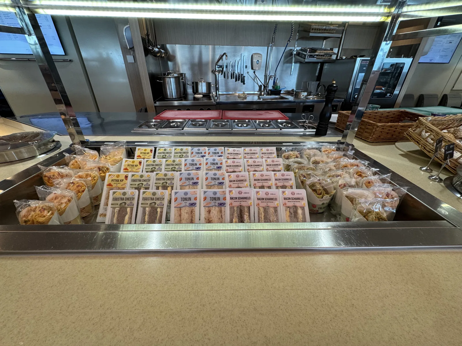Kühltheke an Bord mit abgepackten belegten Broten und Sandwiches