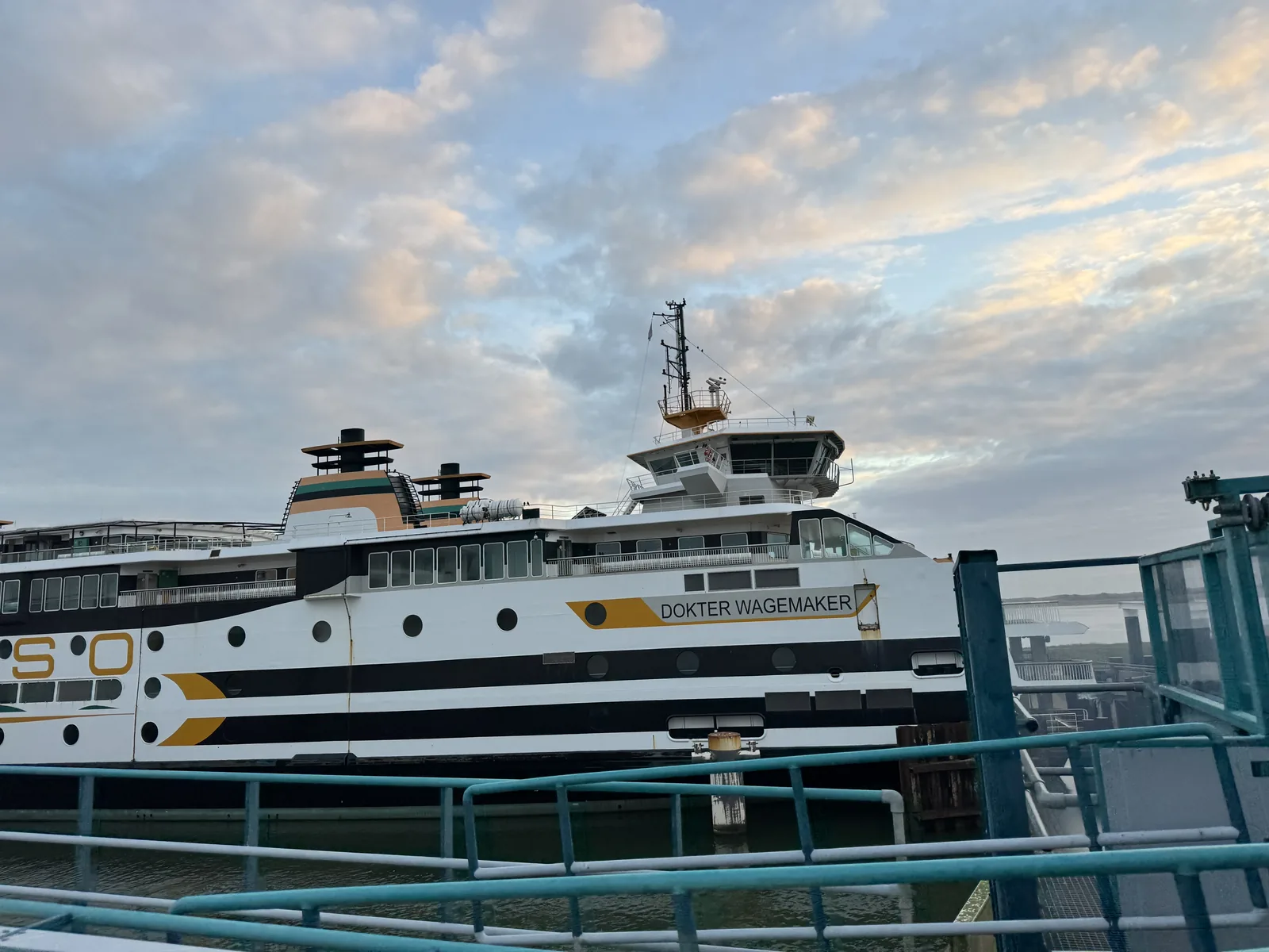Die TESO-Fähre nach Texel liegt im Abendlicht am Anleger