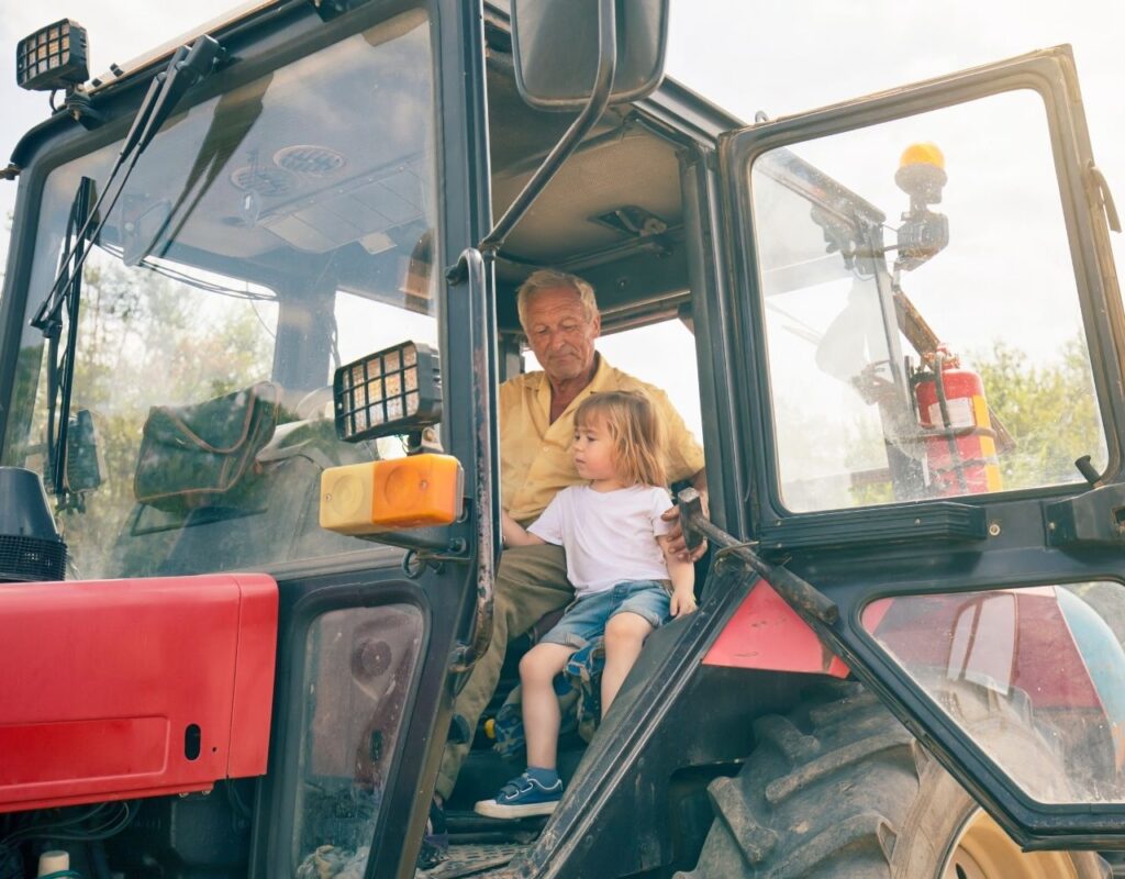 Traktor fahren im Urlaub auf dem Kinderbauernhof