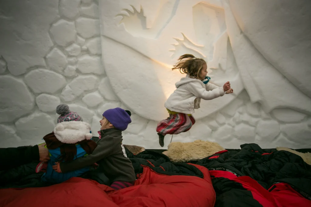 Aussergewöhnliche Übernachtungen mit Kindern im Iglu-Dorf an der Zugspitze