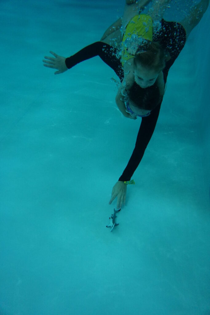 Online lernen wie man Kindern das Schwimmen einfacher beibingt.