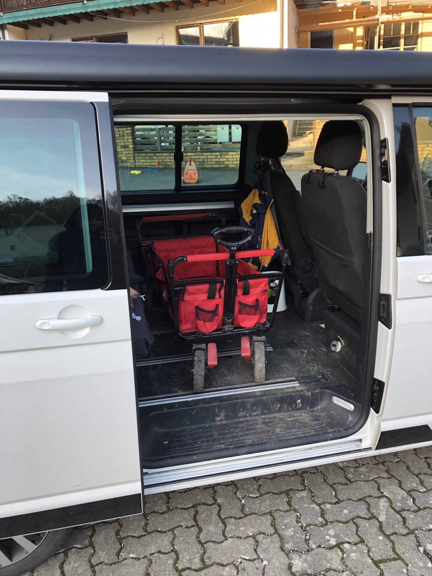 Faltbarer Bollerwagen aufgebaut im VW Calfiornia verstauen