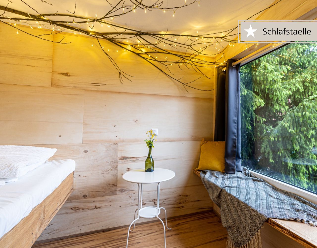 Die Top Baumhaushotels Bayern - Baumhaus Schlafstaelle mit Doppelbett