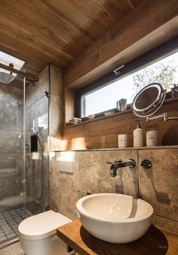 Übernachten im Baumhaushotel in Niedersachen - die Stelzenhäuser Krautsand modernes Bad