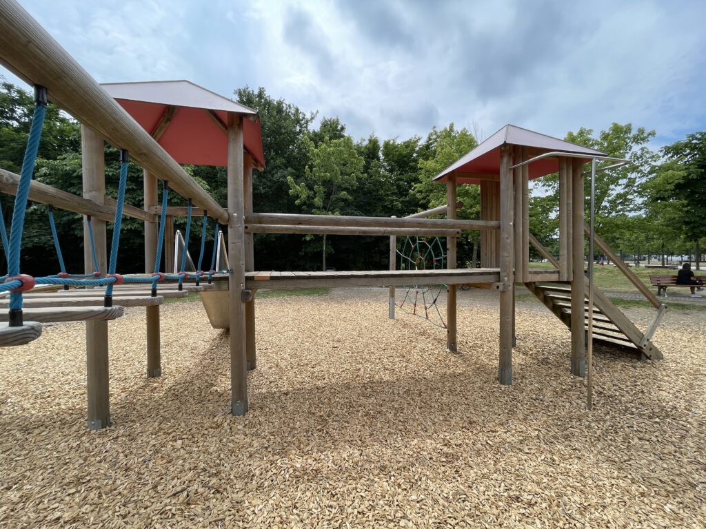 Eltern können kleine Kinder absichern. Abenteuerspielplatz im Nidda Park