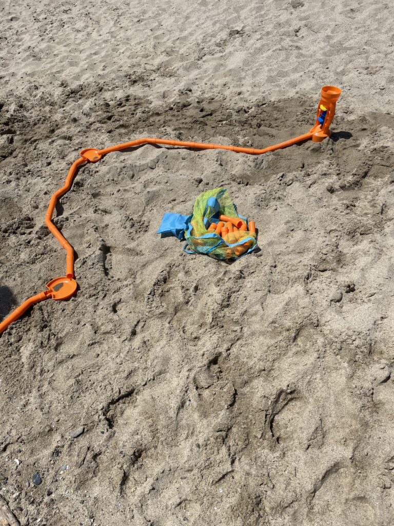 Strandspielzeug für kleine Kinder - die Rohrleitungen von Theo Klein mit Erweiterung