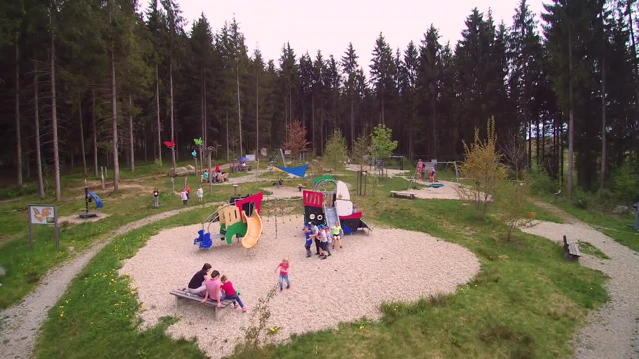 Tolle Spielplätze im Arbergebiet im Bayerischen Wald - Der Fledermausspielplatz von links