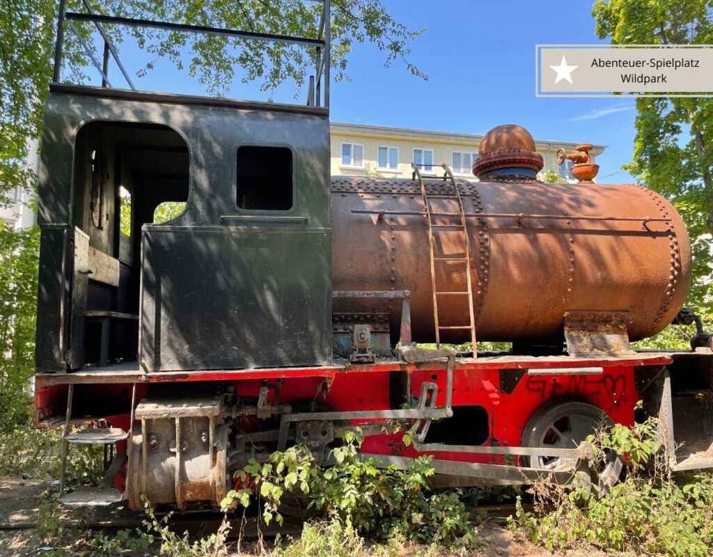 Echte Lokomotive auf dem Abenteuerspielplatz Wildpark