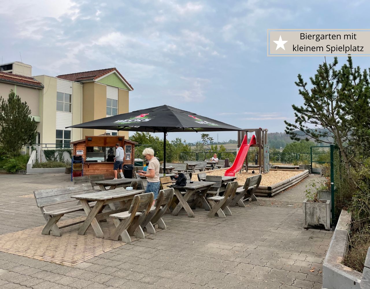 Center Parcs Hochsauerland - Biergarten mit kleinem Spielplatz