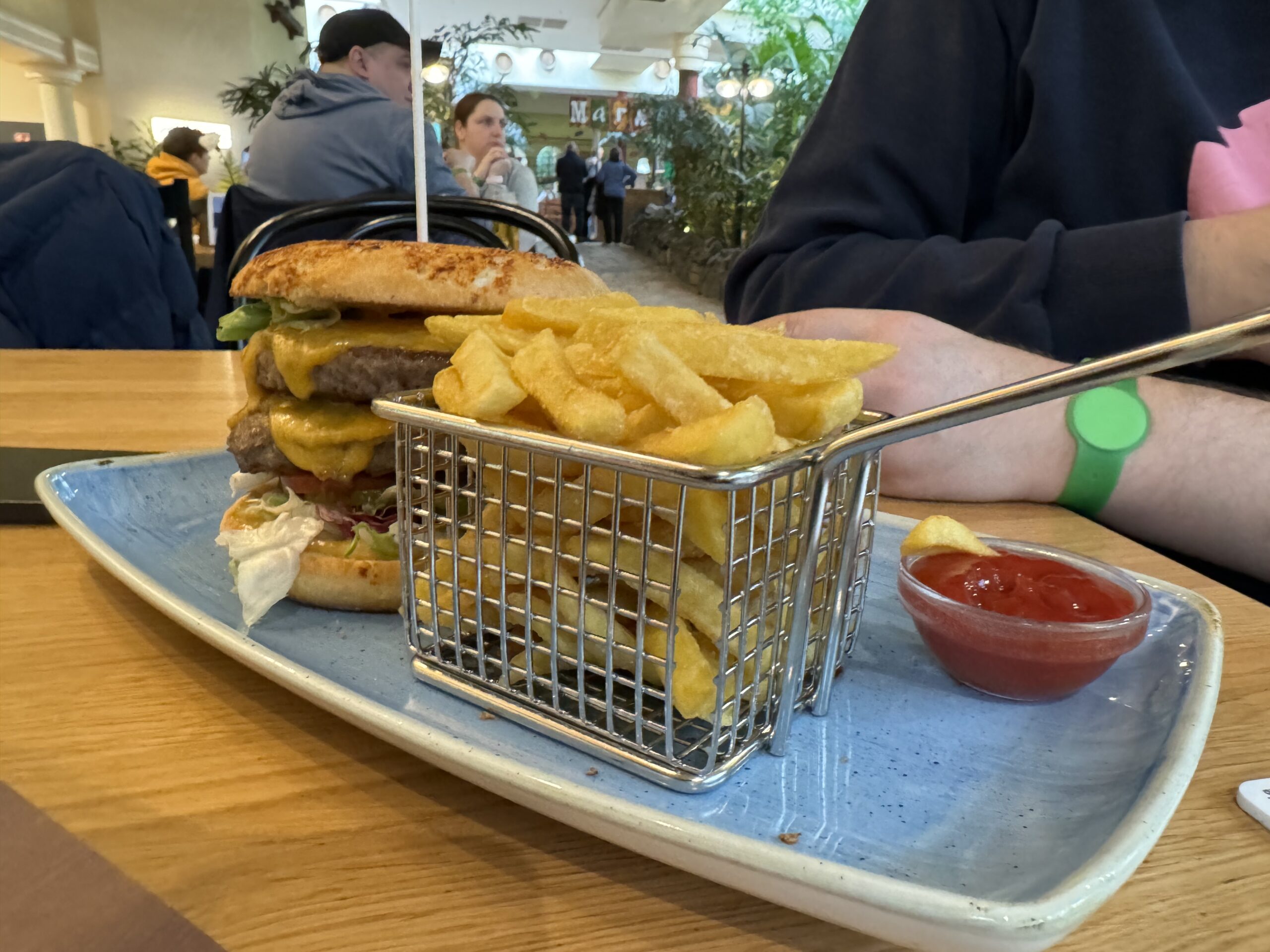 Center Parcs Hochsauerland Burger im Family Grill scaled