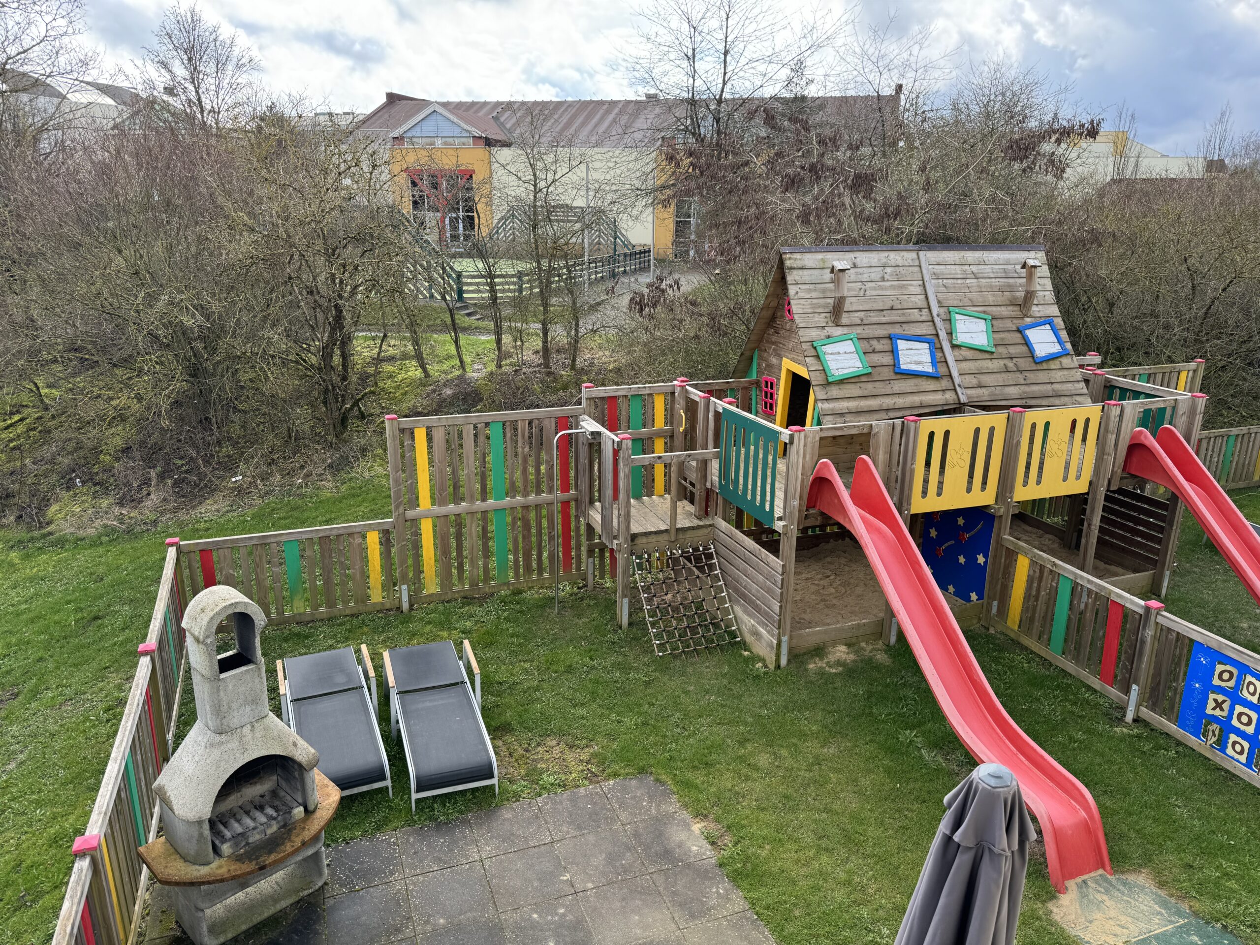 Center Parcs Hochsauerland Kinder Ferienhaus mit Zaun und Spielplatz scaled