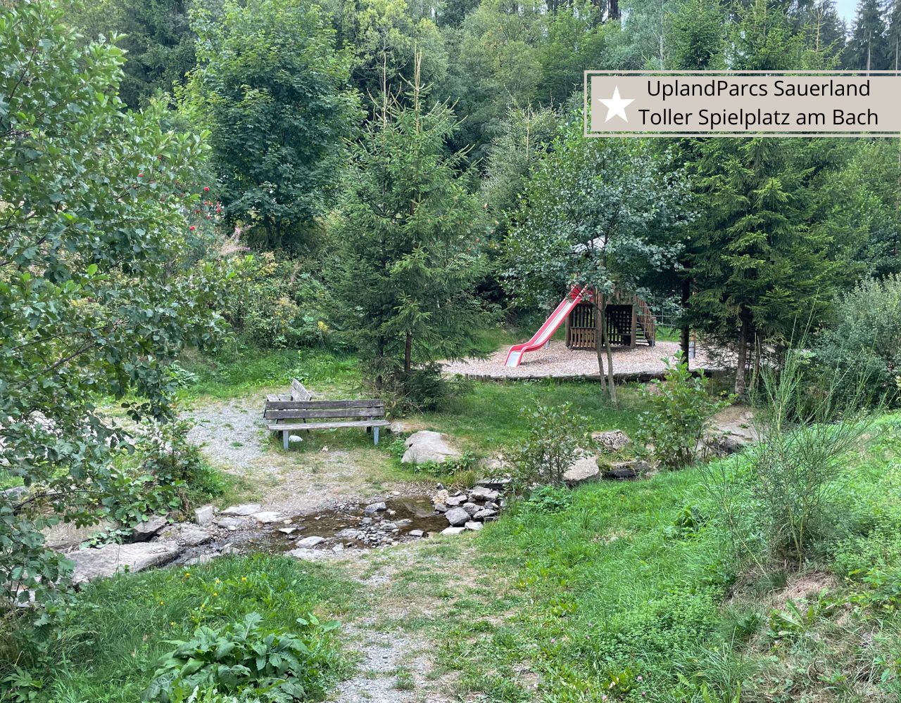 Ferienparks in Winterberg -UplandParcs Sauerland mit Spielplatz am Bach