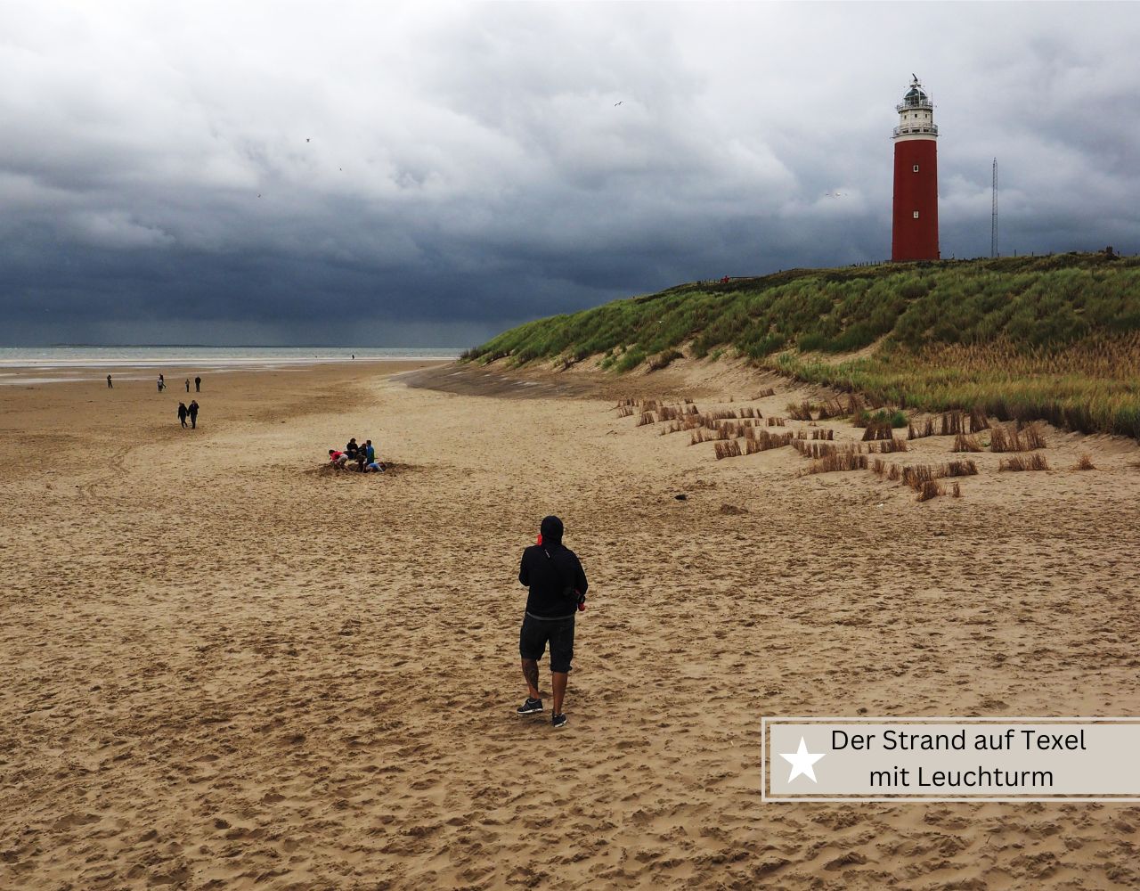 Familienurlaub im Herbst auf Texel am Strand mit Blick auf einen Leuchtturm