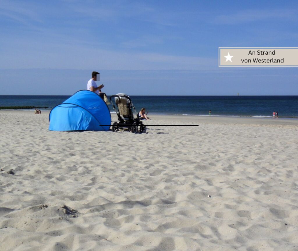 Am Strand von Westerland auf Sylt mit Kleinkind und Kinderwagen