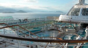 Kreuzfahrt-mit-Kindern-an-einem-Landtag. Alles ist leer