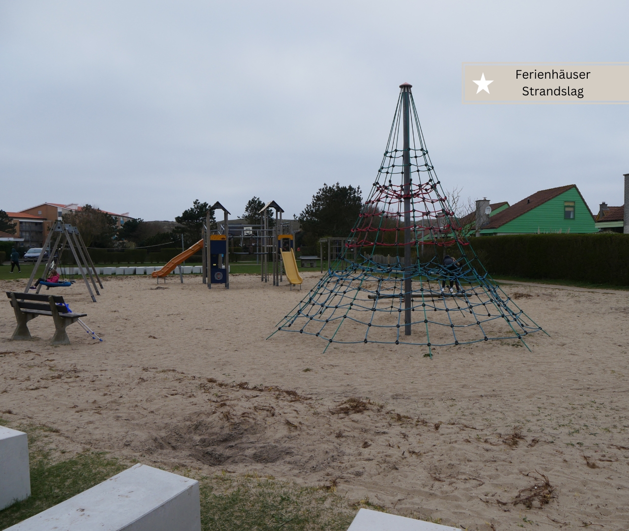 Beste Ferienhäuser in Julianadorp - Strandslag Ferienhaus am Spielplatz (1)