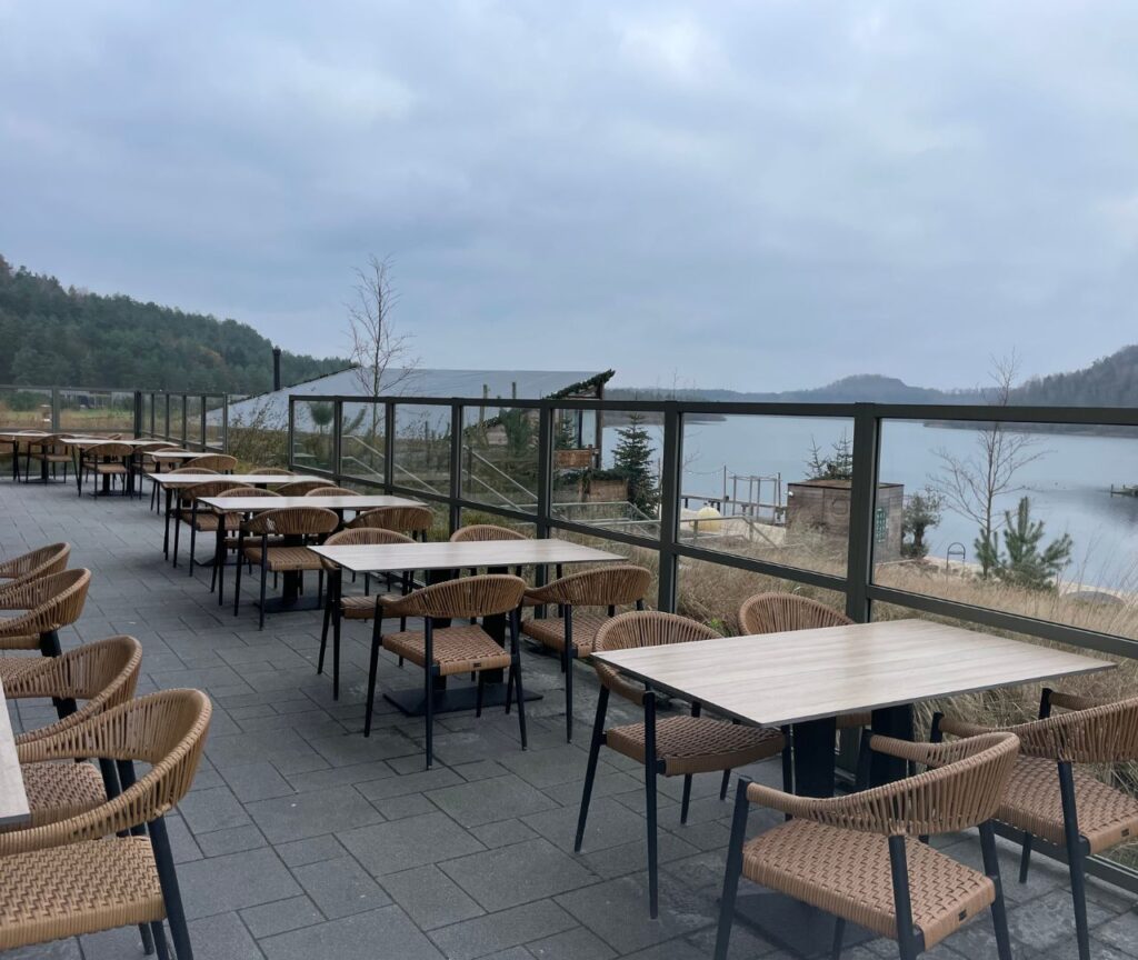 Restaurants im Terhills Resort - Cafe mit Blick auf den See