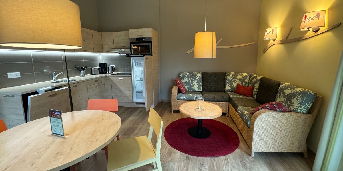 Center Parcs Allgaeu Comfort Ferienhaus Wohnbereich mit Sofa